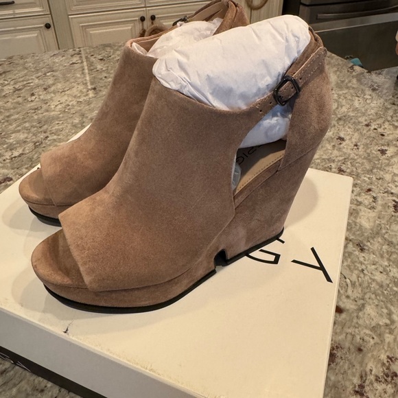 Via Spiga Wren Wedge Platform Sandals Antelope Suede 7M - BNWT! - Picture 4 of 8